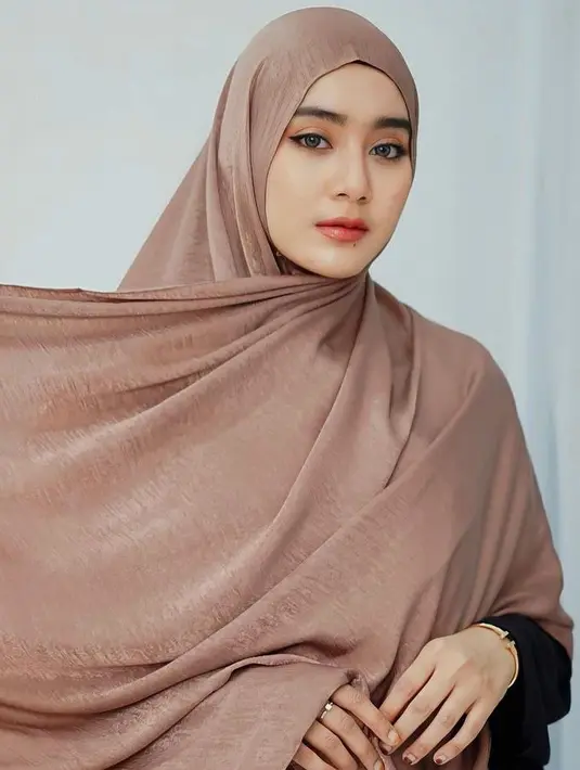 Namun kini ia sudah memperlihatkan wajahnya yang memikat hati para netizen. [Instagram.com/sherel_thalib]