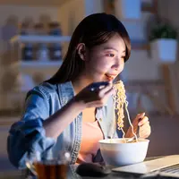 Tips makan mi instan tapi tidak bikin gemuk/copyright shutterstock