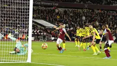 Pemain West Ham United Jarrod Bowen (ketiga kanan) menyaksikan tendangannya membentur tiang saat melawan Watford pada pertandingan sepak bola Liga Inggris di Stadion London, London, Inggris, 8 Februari 2022. West Ham United menang 1-0. (AP Photo/David Cliff)