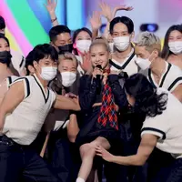 Lebih dari rekan kerja, Rose BLACKPINK anggap para dancer sebagai keluarga. (SBS)