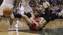 Pemain Chicago Bulls, Robin Lopez terjatuh saat berebut bola dengan pemain Milwaukee Bucks pada lanjutan NBA di BMO Harris Bradley Center, (15/12/2016). Bucks menang 108-97.  (AP/Morry Gash)