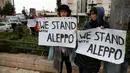 Dua warga Israel berunjuk rasa di depan kediaman Perdana Menteri Israel, Benjamin Netanyahu di Yerusalem, Jumat (16/12). Mereka mengaku prihatin dengan warga Aleppo di Suriah. (REUTERS / Baz Ratner)