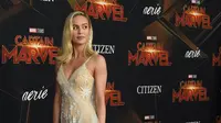 Aktris Brie Larson berjalan di karpet merah saat menghadiri pemutaran perdana film "Captain Marvel" di Hollywood, California, AS (4/3). Aktris berusia 29 tahun ini merupakan pemeran Carol Danvers di film Captain Marvel.  (AP Photo/Jordan Strauss)