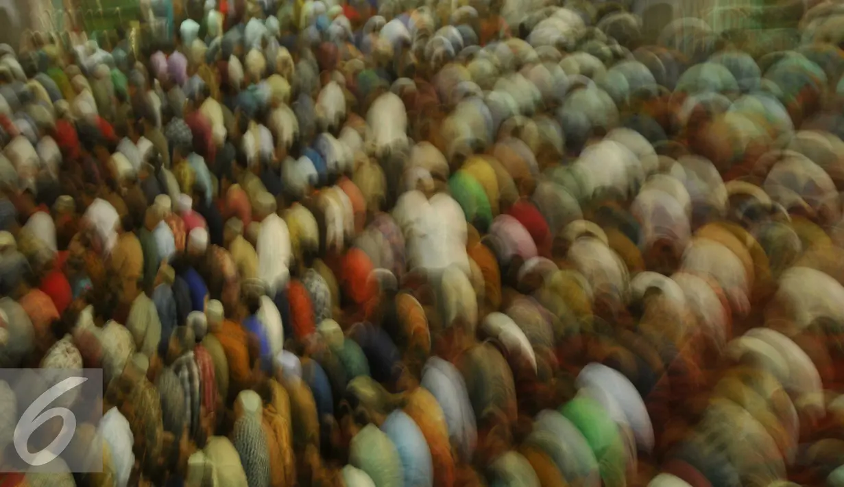 Ribuan jemaah saat melaksanakan ibadah Salat Jumat di Masjid Istiqlal, Jakarta, Jumat (10/6). Umat muslim memadati masjid Istiqlal menunaikan shalat Jumat pertama di bulan Ramadan 1437 H. (Liputan6.com/Gempur M Surya)