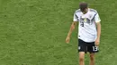Gelandang Jerman, Thomas Mueller, tampak kecewa usai dikalahkan Meksiko pada laga Grup F Piala Dunia di Stadion Luzhniki, Moskow, Minggu (17/6/2018). Jerman kalah 0-1 dari Meksiko. (AFP/Mladen Antonov)