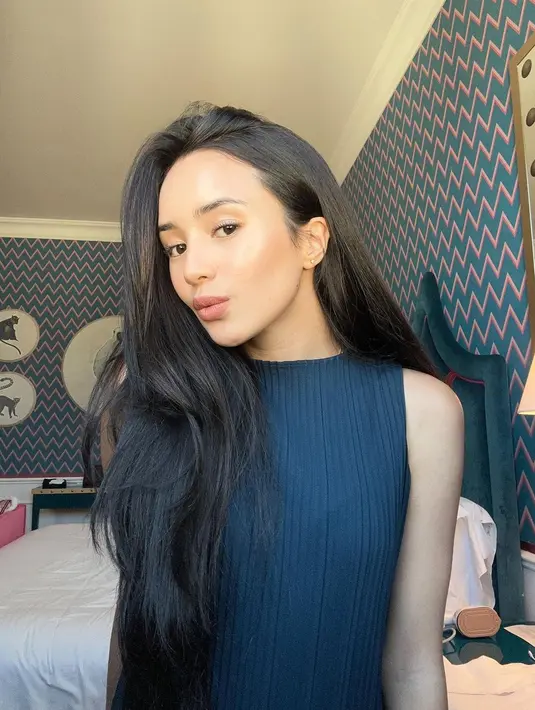 Di foto ini, Beby Tsabina juga memamerkan rambut hitam panjangnya yang tak kalah indah dan berkilau. [Foto: Instagram/bebytsabina]