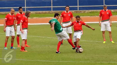 Legenda Liga Italia asal Belanda, Edgar Davids (kedua kanan) berebut bola saat latihan uji lapangan jelang laga melawan Primavera Baretti di Stadion GBK, Jakarta, Jumat (20/5/2016). Laga kedua tim digelar Sabtu (21/5). (Liputan6.com/Helmi Fithriansyah)