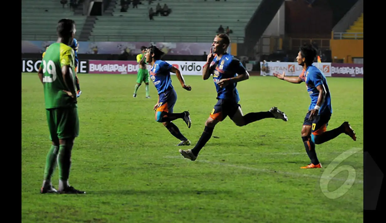 Penyerang Arema Cronus, Cristian Gonzales merayakan selebrasi di ikuti pemain lainya usai mencetak gol saat laga di SCM Cup 2015 di Stadion Jakabaring, Palembang, Minggu (25/1/2015) Arema Cronus Menang 1-0 atas Persebaya. (Liputan6.com/Johan Tallo