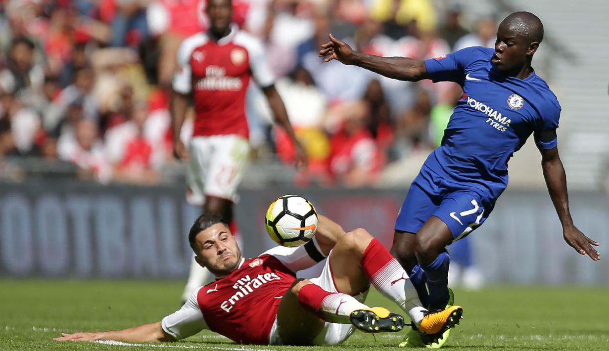 Bek Arsenal, Sead Kolasinac, menekel gelandang Chelsea, N'Golo Kante, pada laga Community Shield di Stadion Wembley, London, Minggu (6/8/2017). Arsenal berhasil menang 4-1 melalui adu penalti atas Chelsea. (AFP/Daniel Leal-Olivas)