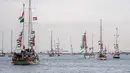 Untuk diketahui, Pelabuhan Barcelona, Spanyol, merupakan satu dari empat titik kumpul ribuan relawan dan aktivis GSF untuk memulai misi pelayaran kemanusian menembus blokade Gaza tahun ini. Tampak dalam foto, kapal-kapal yang membawa aktivis dan bantuan kemanusiaan untuk warga Palestina di Gaza bermanuver di pelabuhan selama acara pelepasan simbolis sebagai bagian dari Global Sumud Flotilla, di Barcelona, Spanyol, Minggu, 12 April 2026. (AP Photo/Joan Mateu Parra)