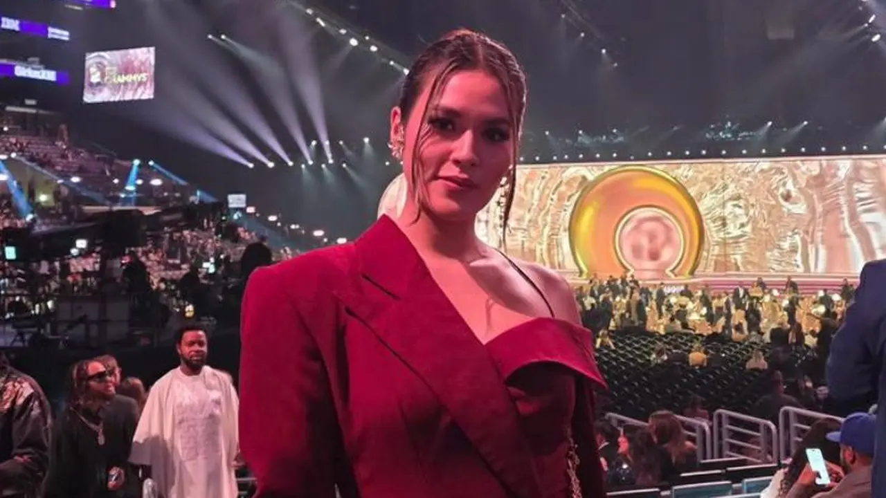 6 Potret Tampilan Stunning Raisa Andriana Hadiri Grammys 2024 dengan Dress Merah Marun dan Glam Makeup