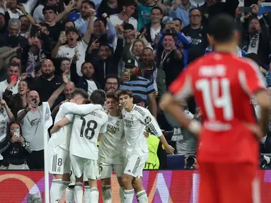 Para pemain Real Madrid merayakan gol kedua yang dicetak oleh penyerang Real Madrid asal Brasil, Vinicius Junior, selama pertandingan leg kedua babak playoff 16 besar Liga Champions 2025/2026 melawan SL Benfica di Stadion Santiago Bernabeu pada Rabu 25 Februari 2026 waktu setempat atau Kamis (26/2/2026) dini hari WIB. Real Madrid memastikan langkah ke babak 16 besar Liga Champions 2025/2026. (Thomas COEX/AFP)