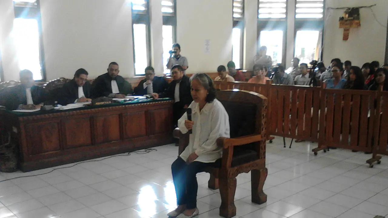 Ongkang Kaki, Anak Margriet Bikin Gaduh Persidangan