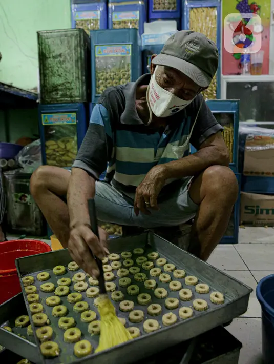 Pekerja menyelesaikan pembuatan kue kering di sebuah industri rumahan di Kawasan Kwitang, Jakarta, Jumat (30/4/2021). Pandemi Covid-19 yang masih terjadi berimbas pada industri rumahan kue kering tersebut. (Liputan6.com/Faizal Fanani)