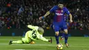 Pemain FC Barcelona, Luis Suarez (kanan) mengecoh kiper Deportivo Coruna, Ruben Martinez pada lanjutan La Liga Santander di Camp Nou stadium, Barcelona, (17/12/2017). Barcelona menang 4-0. (AP/Manu Fernandez)