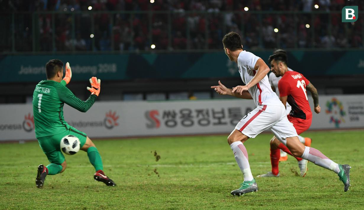 Penyerang Indonesia, Stefano Lilipaly, mencetak gol ke gawang Hong Kong pada laga Asian Games di Stadion Patriot, Jawa Barat, Senin, (20/8/2018). Indonesia menang 3 - 1 atas Hongkong. (Kapanlagi.com/Agus Apriyanto)