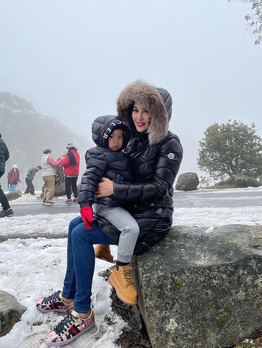 Bahkan saat duduk sekalipun, putra kedua Sandra Dewi ini tak ingin lepas dari dekapan sang bunda. Terkadang ia juga bergantian dengan Harvey Moeis untuk  menggendong buah hati. (Liputan6.com/IG/@sandradewi88).