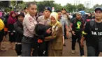 Sudah 3 hari ribuan guru honorer berdemonstrasi di depan Istana Merdeka, Jakarta,  meminta pemerintah mengangkat mereka sebagai PNS.  Saat Berdemo 5 guru dan pegawai honorer yang dilaporkan meninggal dunia.