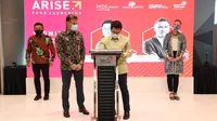 General Partner Arise MDI Ventures Aldi Adrian Hartanto melakukan signing ceremony Arise Fund, disaksikan perwakilan dari Finch Capital Hans De Back (kedua dari kiri), Wakil Dubes Belanda untuk Indonesia Ardi Stoios-Braken (kanan) dan Dirut Telkom Ririek Adriansyah (kiri) di Jakarta, Kamis (26/11).