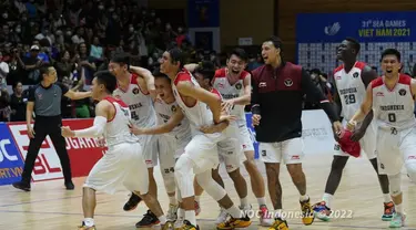 Para pemain Tim Basket Putra Indonesia berselebrasi usai mengalahkan Filipina pada SEA Games 2021 Vietnam di Thanh Tri Sport Information and Culutural Center Gymnasium, Minggu (22/5/2022). Indonesia menang tipis dengan kedudukan 85-81. (NOC Indonesia/MP Media/Iqbal Fauzi)