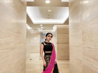 Ayu Ting Ting tampil cantik dalam balutan baju India berwarna hitam dengan perpaduan emas dan merah muda.Postingannya tersebut seketika menjadi sorotan warganet, terlebih bagi para penggemarnya yang banyak melontarkan pujian. (Instagram/ ayutingting92)