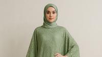 Gamis Brokat Kaftan Modern dengan Potongan Asimetris (chatgpt)