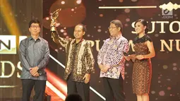 Humas BNPB Sutopo Purwo Nugroho saat meraih penghargaan ajang Liputan6 Awards di Jakarta, Sabtu (25/5/2019). Liputan6 Awards 2019 bertajuk “Untukmu Indonesia merupakan program bakti kepada Indonesia sebagai bentuk kontribusi untuk bangsa terkait perdamaian. (Liputan6.com/Immanuel Antonius)