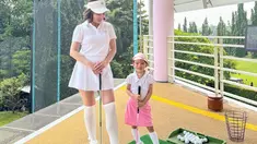 Dalam keterangan unggahan, Shandy Aulia menuliskan jika momen tersebut merupakan hari pertama Claire belajar main golf. Gadis kecil kelahiran 12 Februari 2020 itu tampil cantik dan menggemaskan katika mengikuti pelajaran golf. (Liputan6.com/IG/@shandyaulia)
