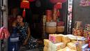 Seorang penjual menunggu pelanggan di tokonya jelang Tahun Baru Imlek di Distrik Pecinan Yangon, Myanmar, 18 Januari 2023. Tahun Baru Imlek 2023 yang disebut sebagai Tahun Kelinci akan jatuh pada tanggal 22 Januari. (STRINGER/AFP)