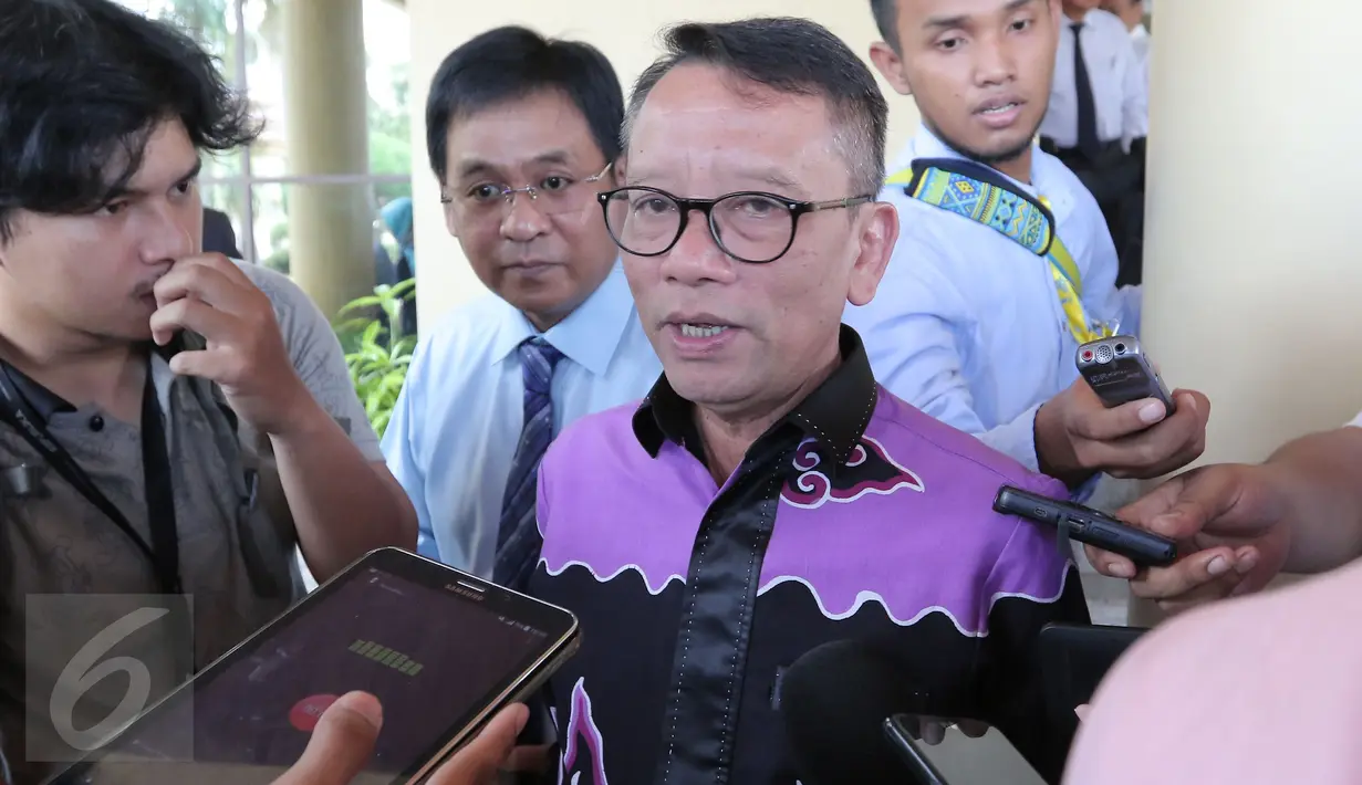 Dirjen Pajak Kemenkeu Ken Dwijugeasteadi memberi keterangan usai mendatangi Mabes Polri, Jakarta, Rabu (13/4). Dirjen Pajak berkoordinasi menyusul kasus tewasnya dua petugas pajak saat sedang bertugas di Nias. (Liputan6.com/Angga Yuniar)