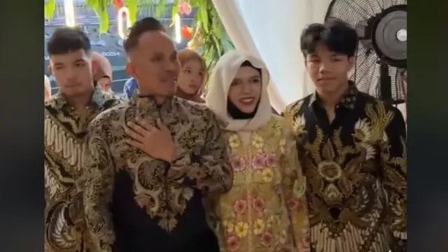 Gaya Kebaya dan Hijab Keluarga Halilintar di Acara Tedak Siten Azura Jadi Sorotan