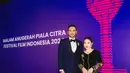 Di malam puncak FFI 2024, Prilly tampil begitu memukau dengan kebaya velvet hitam elegan yang dihiasi bordiran bunga emas mewah.  [@prillylatuconsina96].