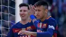 Penyerang Barcelona, Lionel Messi dan Neymar, merayakan gol yang dicetak ke gawang Getafe pada laga La Liga Spanyol di Stadion Camp Nou, Sabtu (12/3/2016). Barcelona berhasil menang 6-0 atas Getafe. (AFP/Lluis Gene)