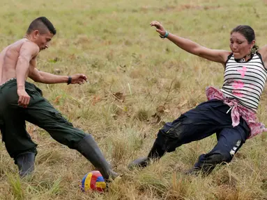 Pejuang dari Angkatan Bersenjata Revolusioner Kolombia (FARC) bermain sepak bola di sebuah kamp di mana mereka mempersiapkan diri untuk meratifikasi kesepakatan damai dengan pemerintah, di Yari Plains, Kolombia, (19/9). (REUTERS/John Vizcaino)