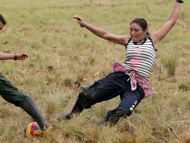 Pejuang dari Angkatan Bersenjata Revolusioner Kolombia (FARC) bermain sepak bola di sebuah kamp di mana mereka mempersiapkan diri untuk meratifikasi kesepakatan damai dengan pemerintah, di Yari Plains, Kolombia, (19/9). (REUTERS/John Vizcaino)
