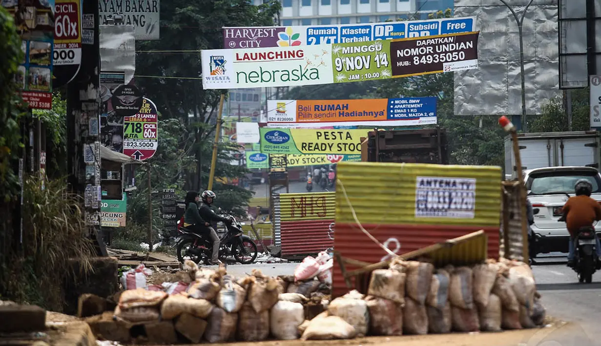 Tampak di lokasi tersebut tumpukan karung berisi tanah yang berada tepat di sisi lubang dan diberi pagar seng, Jakarta. Foto diambil pada Senin (10/11/2014). (Liputan6.com/Faizal Fanani)