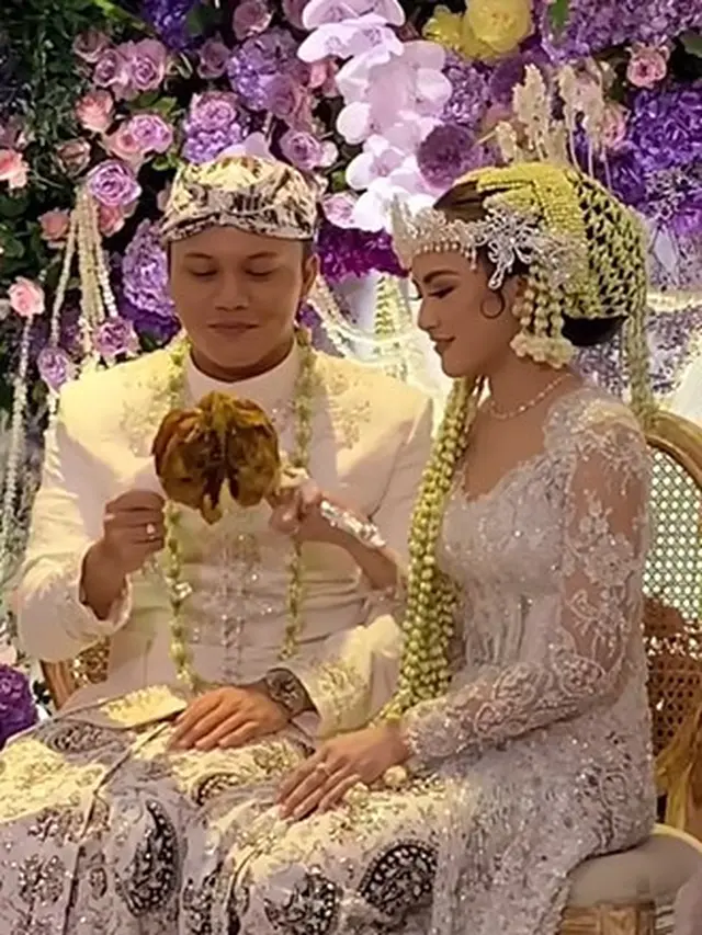 Prosesi adat pernikahan Rizky Febian dan Mahalini (Instagram/thebidestory)