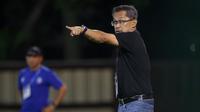 Pelatih Persebaya Surabaya, Aji Santoso memberikan instruksi kepada pemainnya saat menghadapi Arema FC pada laga lanjutan pekan ke-33 BRI Liga 1 2022/2023 di Stadion PTIK, Jakarta, Selasa (11/04/2023). (Bola.com/Bagaskara Lazuardi)