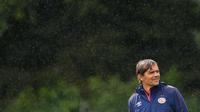Pelatih PSV Eindhoven Phillip Cocu memimpin sesi latihan tim, di Eindhoven, Selasa (14/9/2015). (EPA/BAS CZERWINSKI)