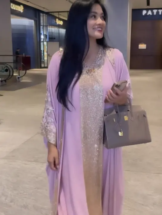 Buka puasa bersama geng cendol, Titi tampil dibalut kaftan pink yang memiliki detaial keemasa pada bagian depan dan lengannya. Credit: Instagram  (@titi_kamall)
