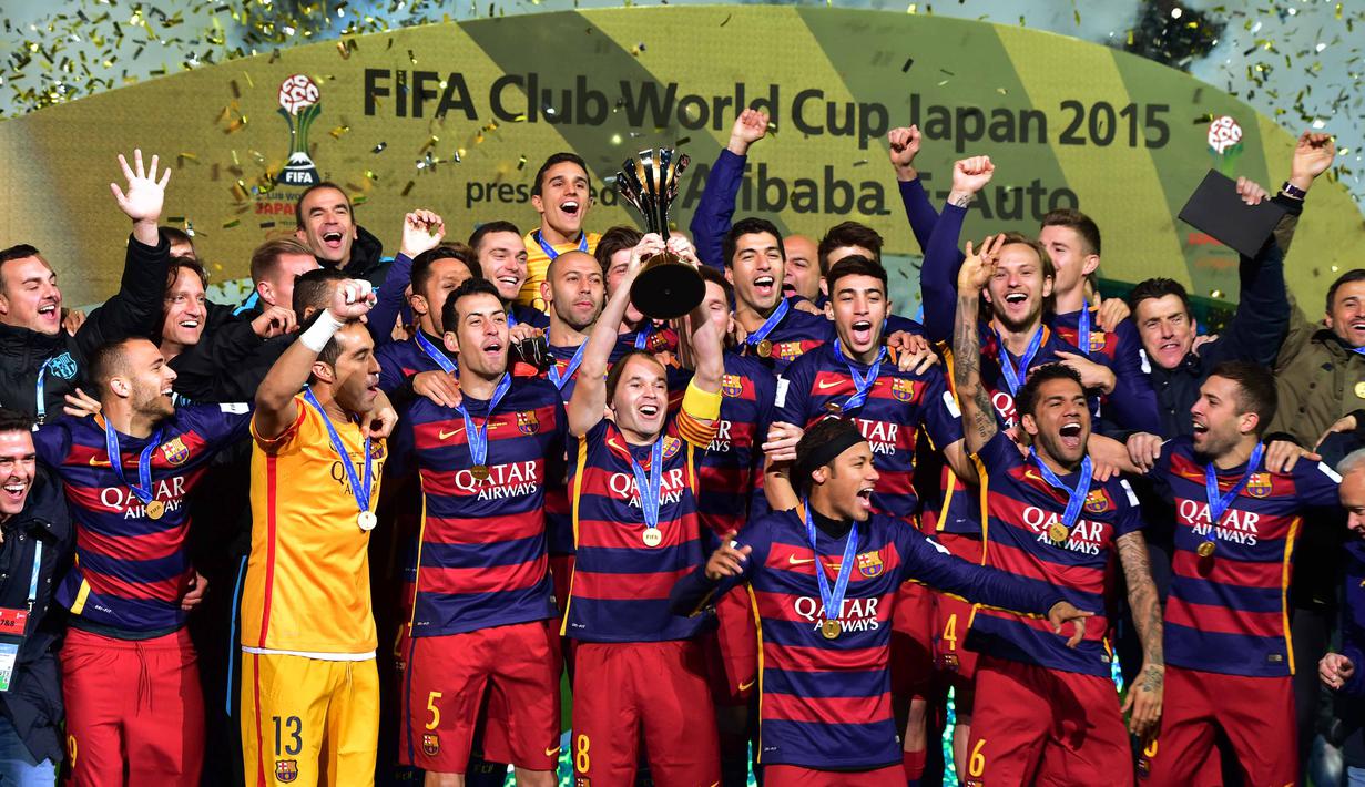 Pemain Barcelona FC merayakan gelar  FIFA Club World Cup usai mengalahkan River Plate 3-0 di Yokohama, Suburban, Tokyo , (20/12/2015). (AFP Photo/Yoshikazu Tsuno)