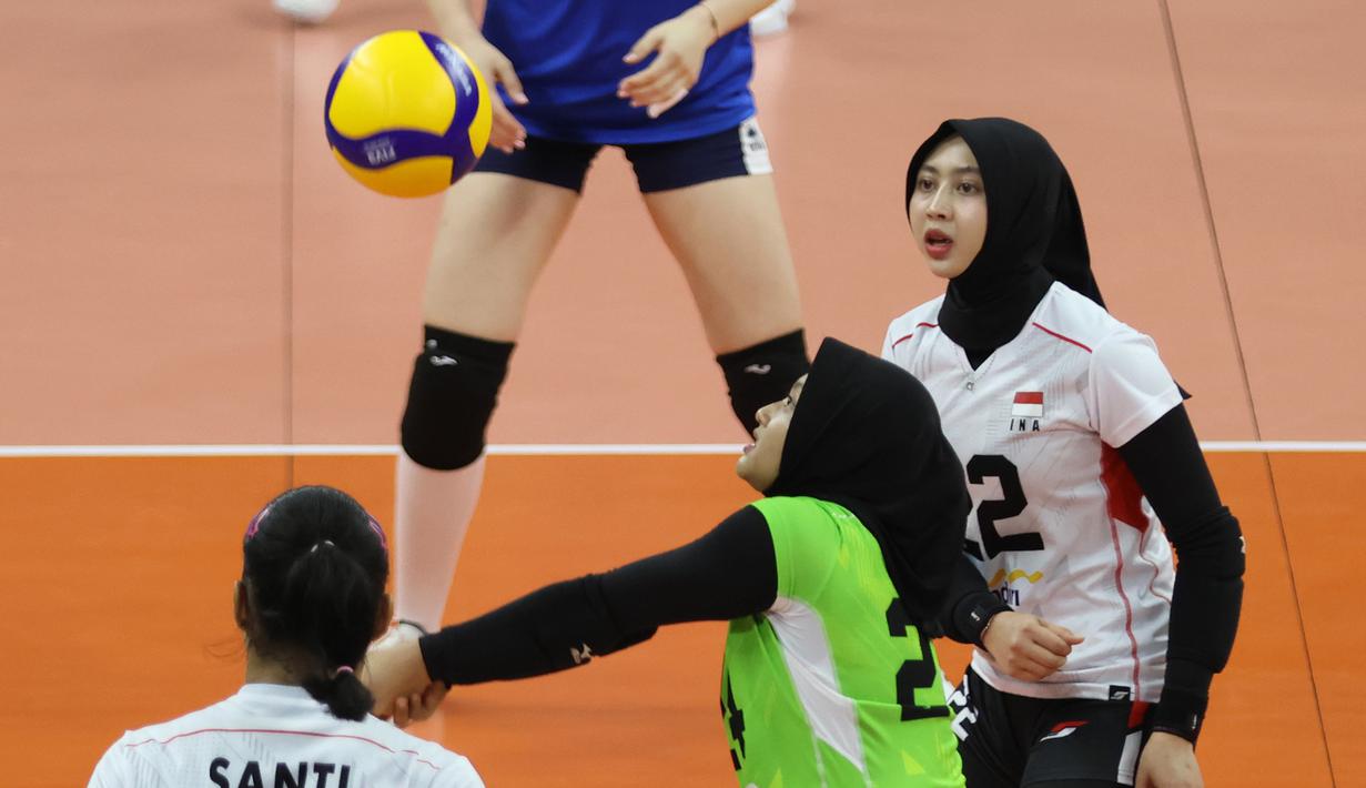 <p>Pemain Timnas voli putri Indonesia, Dya Hawa Nur Fitria (tengah) berusaha mengumpan bola saat menghadapi Kazakhstan pada laga Grup B AVC Challenge Cup 2024 di Rizal Memorial Coliseum, Manila, Filipina, Sabtu (25/5/2024). Indonesia kalah 0-3 (17-25, 13-25, 22-25). (Asian Volleyball Confederation)</p>