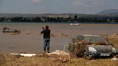 Penduduk lokal Christos Pavlou mengambil gambar mobilnya yang tenggelam setelah badai di desa Bourtzi di pulau Evia, Yunani, Senin (10/8/2020). Tujuh orang, termasuk dua lansia dan bayi berusia delapan bulan, tewas saat badai melanda pulau Evia pada Minggu kemarin. (AP Photo/Thanassis Stavrakis)