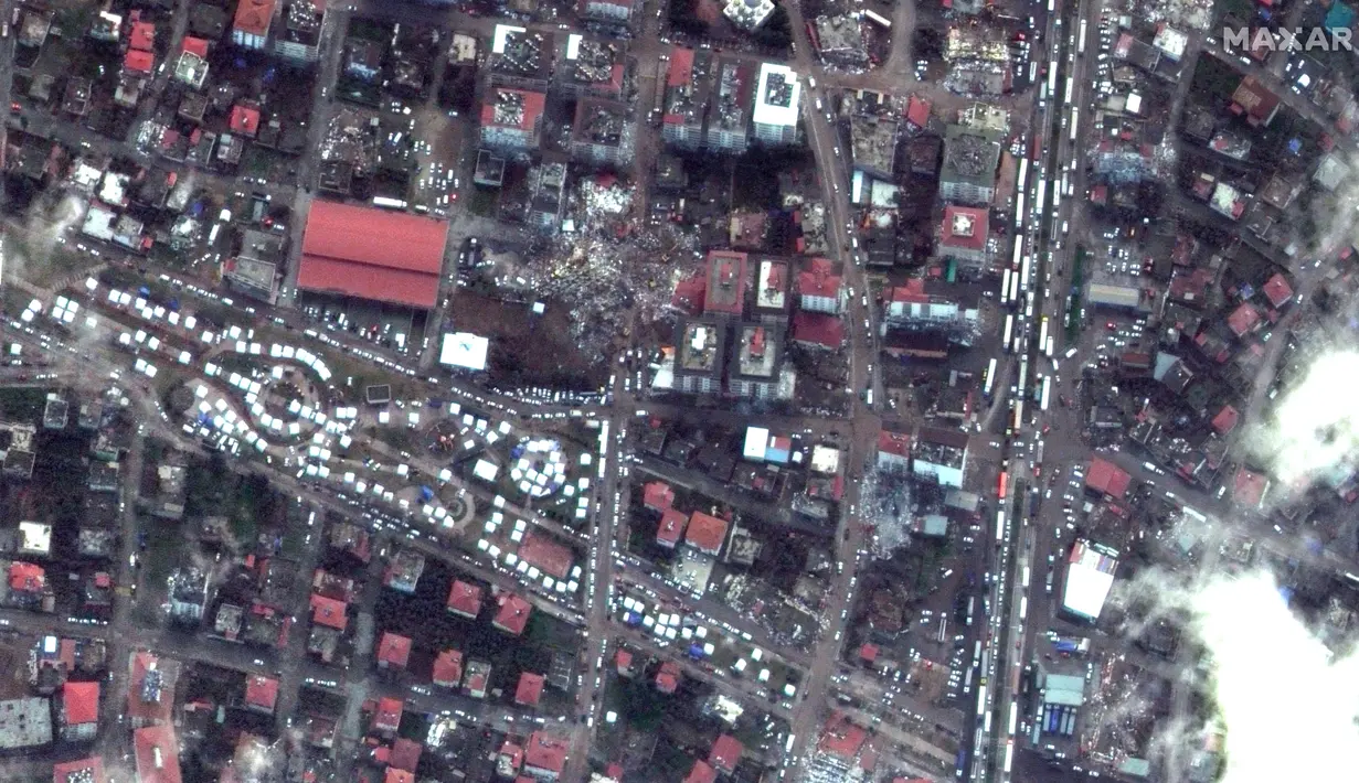 Dalam foto satelit yang disediakan oleh Maxar Technologies ini menunjukkan pemandangan tenda darurat dan bangunan yang rusak pascagempa bumi di Nurdagi, Turki, Selasa (7/2/2023). Petugas penyelamat berlomba dengan waktu untuk menemukan lebih banyak korban selamat dan membantu yang terluka saat kematian korban melewati 7.200 dari gempa dahsyat yang melanda Turki dan Suriah pada hari sebelumnya. (Satellite image ©2023 Maxar Technologies via AP)
