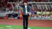 Pelatih Timnas Indonesia, Shin Tae-yong memberi instruksi kepada pemainnya saat menghadapi Vietnam pada laga Grup F kualifikasi Piala Dunia 2026 Zona Asia di Stadion Utama Gelora Bung Karno (SUGBK), Senayan, Jakarta, Kamis (21/3/2024). (Bola.com/Bagaskara Lazuardi)