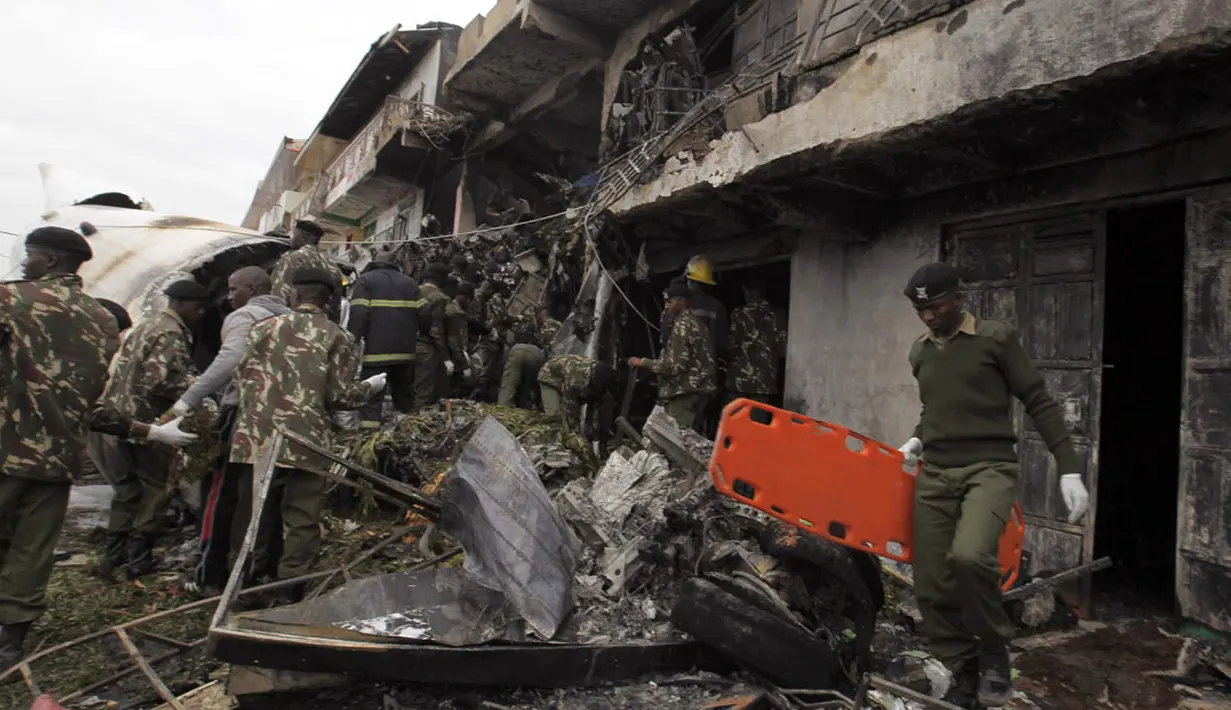 Pesawat jenis Fokker 50 terjatuh dan terbakar usai menabrak sebuah bangunan sekitar perkebunan Utawala di pinggiran Nairobi, Kenya, (2/7/2014). (REUTERS/Thomas Mukoya)
