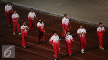 Susi Susanti (melambai tangan) bersama sejumlah atlet legendaris memimpin defile peserta PON XIX Jabar di Stadion Gelora Bandung Lautan Api, Bandung, Sabtu (17/9). 9.533 atlet akan berlaga di 44 cabang olahraga. (Liputan6.com/Helmi Fithriansyah)