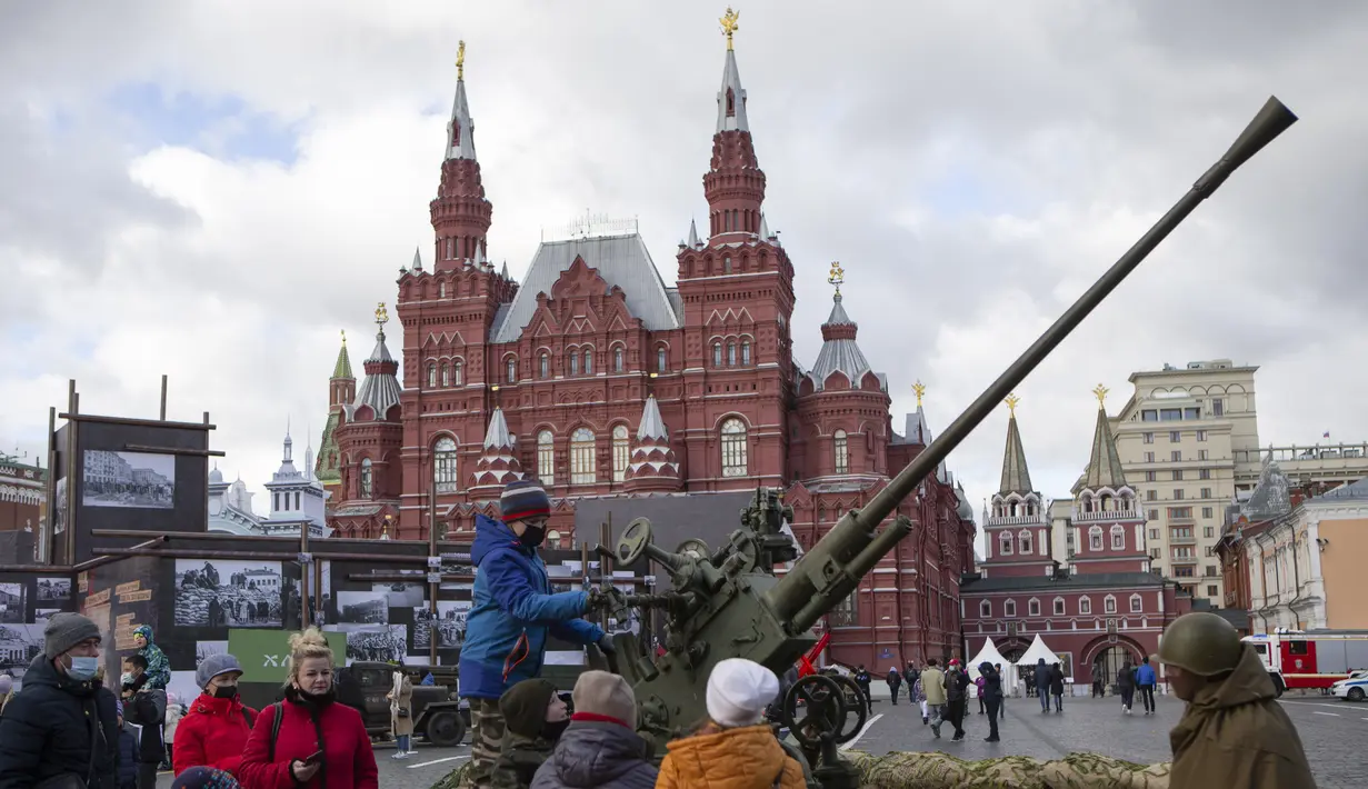 Anak-anak bermain senjata era Perang Dunia II di museum instalasi terbuka Lapangan Merah, Moskow, Rusia, 7 November 2020. Tahun ini, parade memperingati 79 tahun parade militer dibatalkan karena pemberlakuan pembatasan guna menghentikan laju penyebaran COVID-19. (Xinhua/Alexander Zemlianichenko Jr)