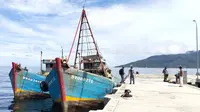 TNI menangkap dua kapal ikan Vietnam yang sedang menangkap ikan di Perairan Natuna Utara. (Merdeka.com)