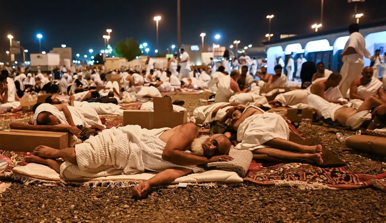 <p>Jemaah haji beristirahat di Muzdalifah, Arab Saudi, Selasa (27/6/2023). Usai melaksanakan wukuf di Arafah, jemaah haji berangkat ke Muzdalifah untuk bermalam. (Sajjad HUSSAIN/AFP)</p>